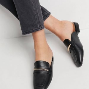 Attractive and comfortable legs with classy mule in black 2