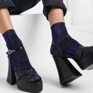 Shine and be unique with sandals in black by Lamoda 4